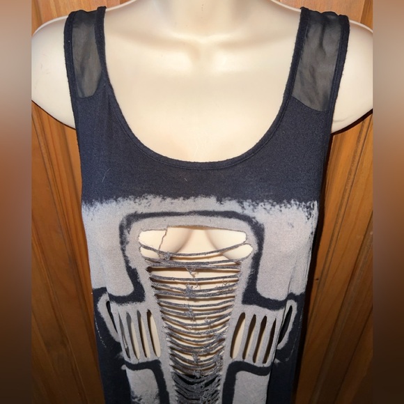 Distressed top - Picture 5 of 6